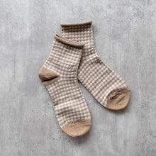 Load image into Gallery viewer, Picnic Mid Crew Socks: Olive

