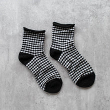 Load image into Gallery viewer, Picnic Mid Crew Socks: Pink
